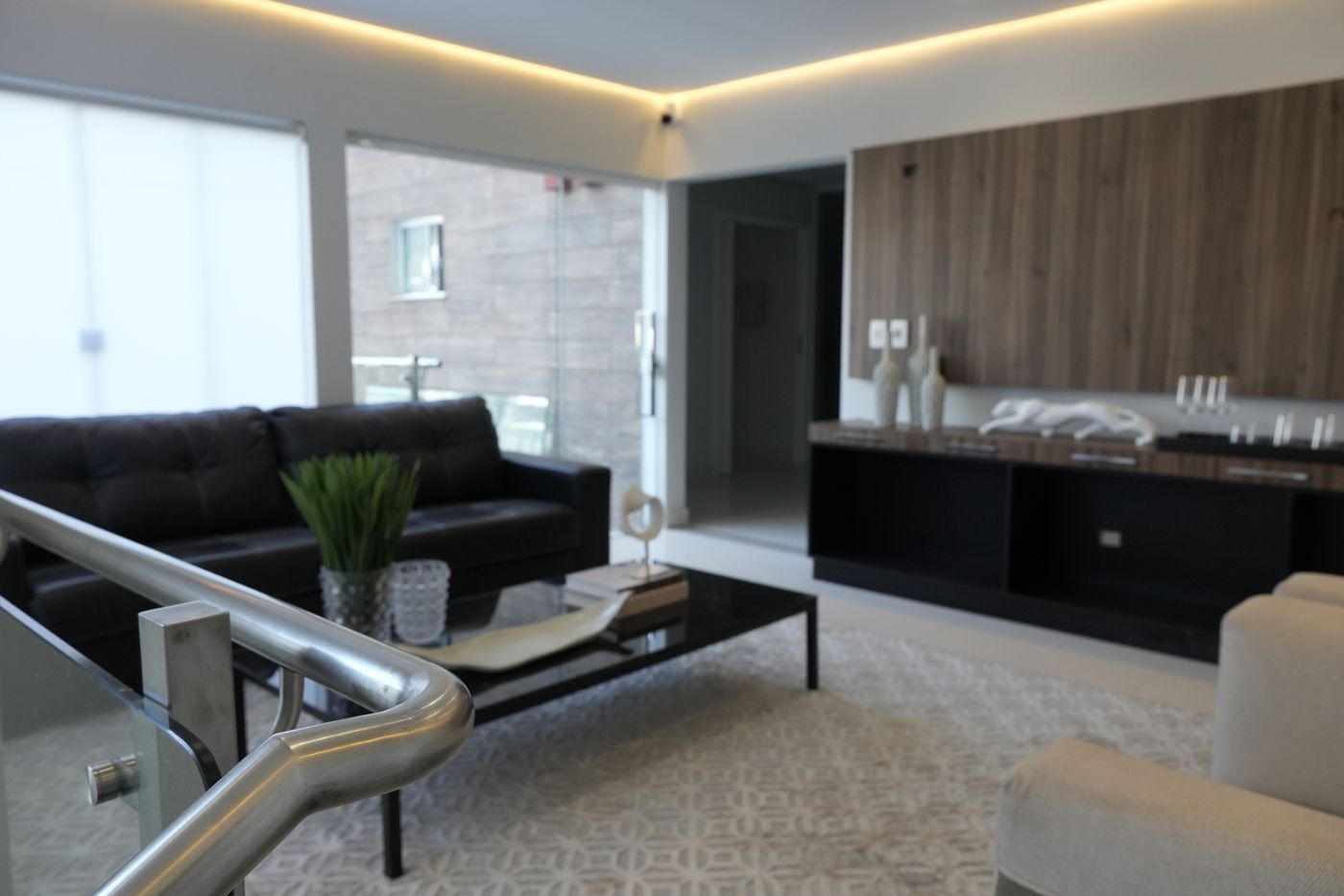 Sala de estar com sofá de couro e aparador
